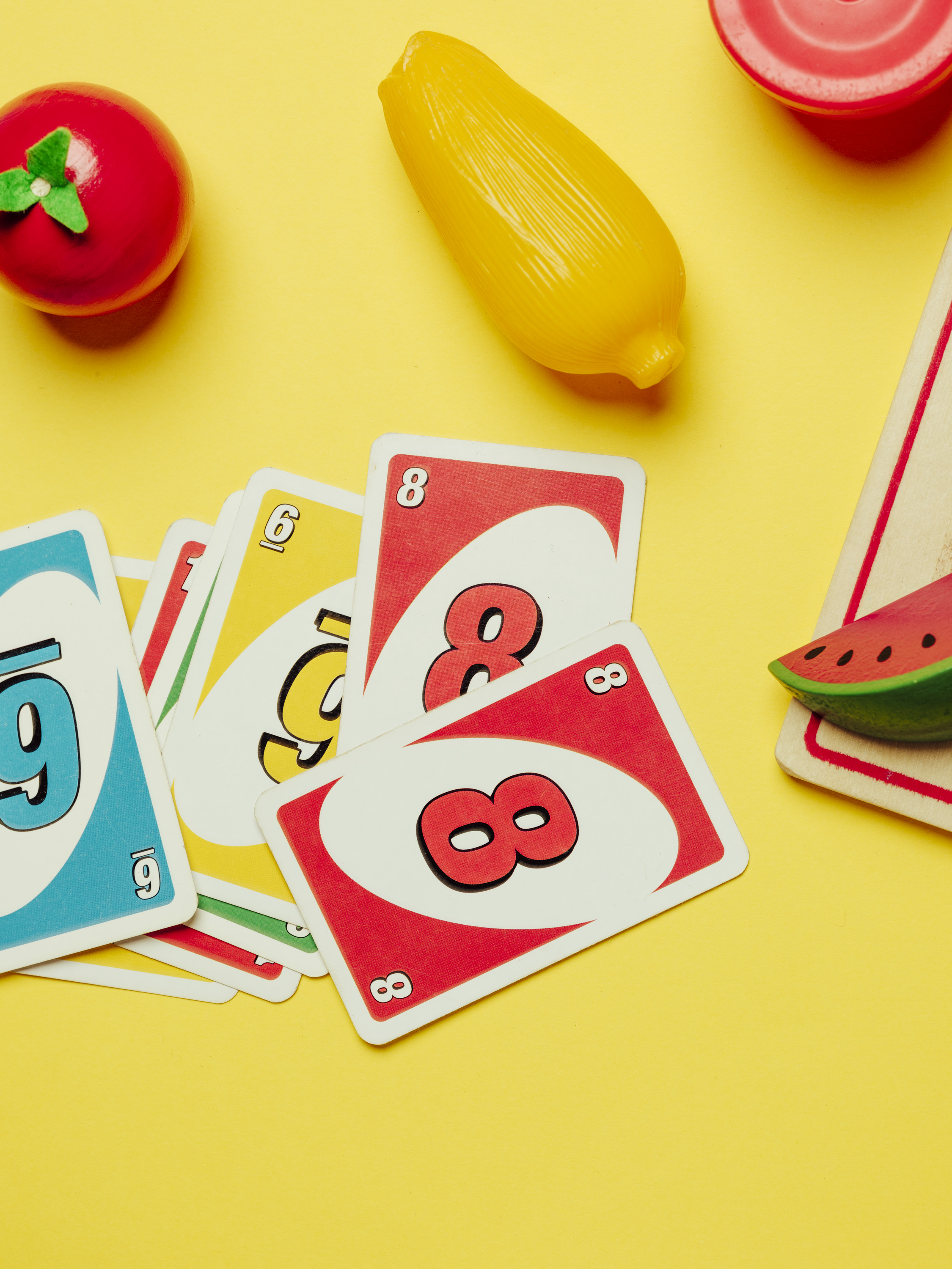 fond jaune, jeux de cartes, jouets