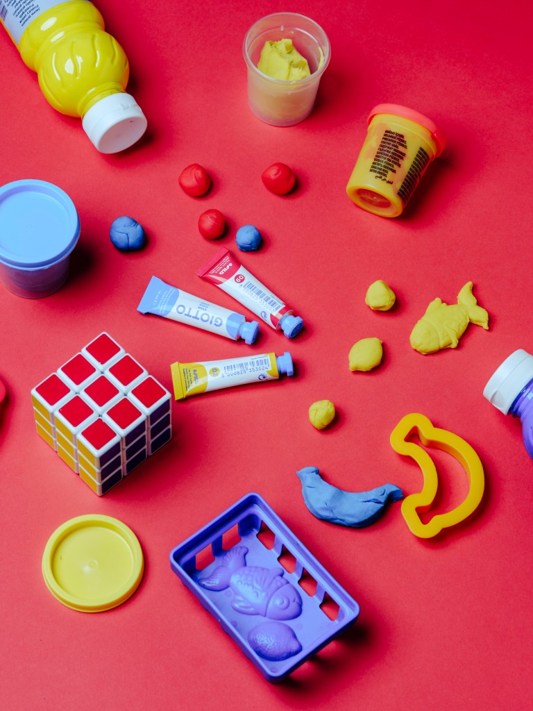 jeux manuels sur fond rouge peinture, pate à modeler