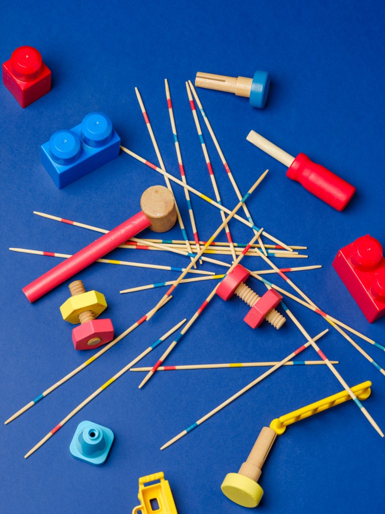 fond bleu, jeu de construction, rouges, jaunes, bleus