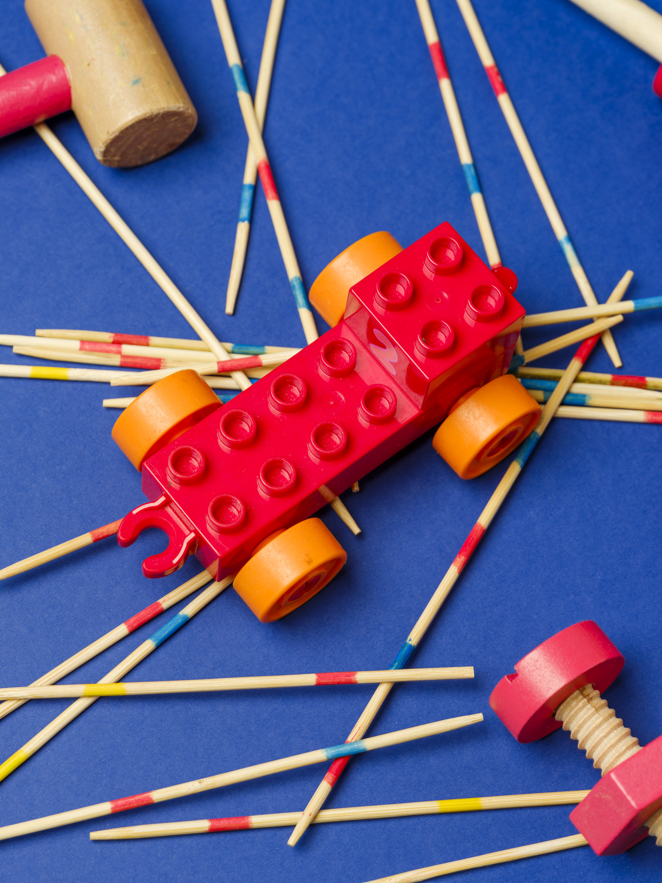 fond bleu jeu de construction rouge