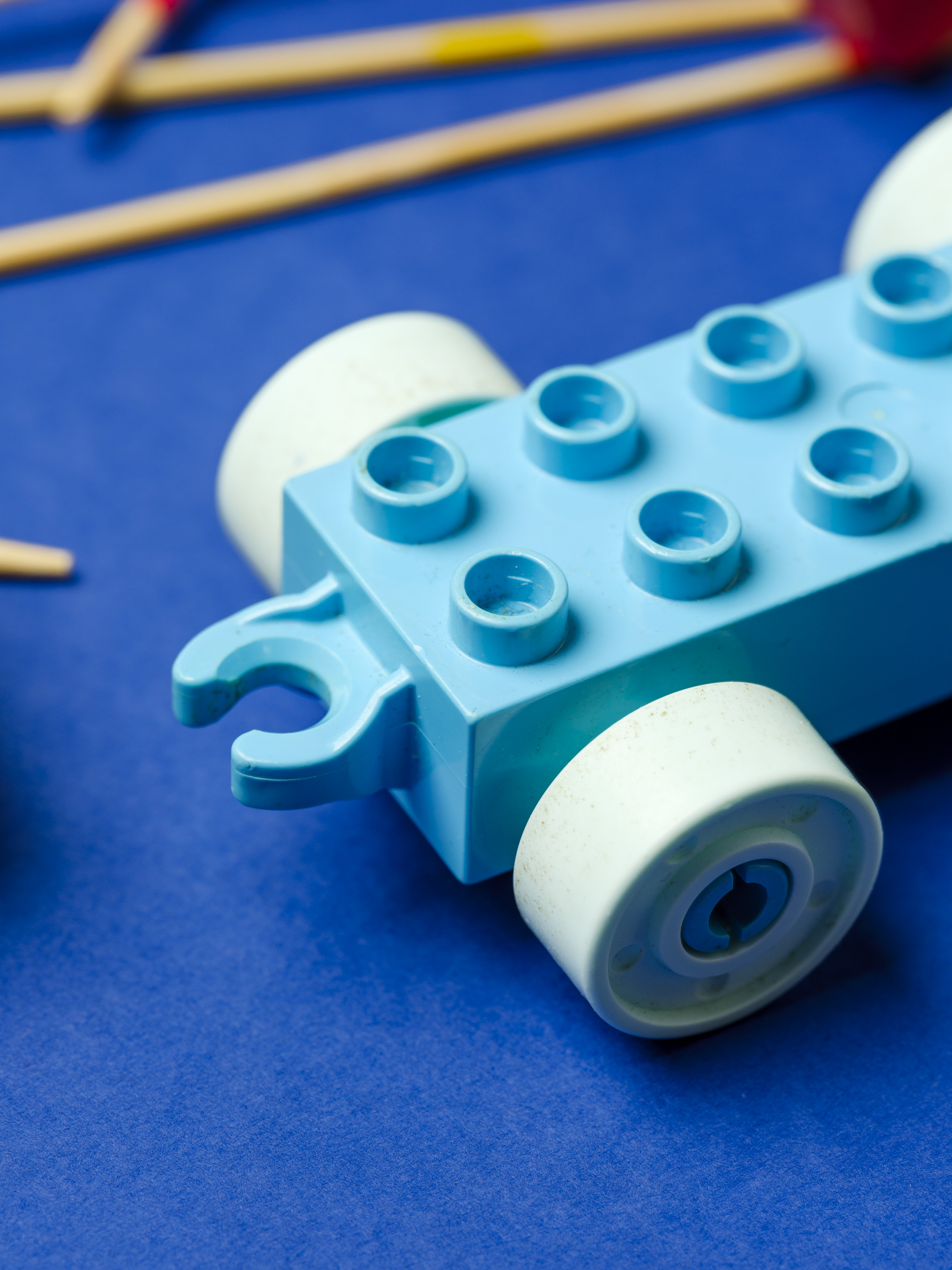 jouet construction bleu sur fond bleu