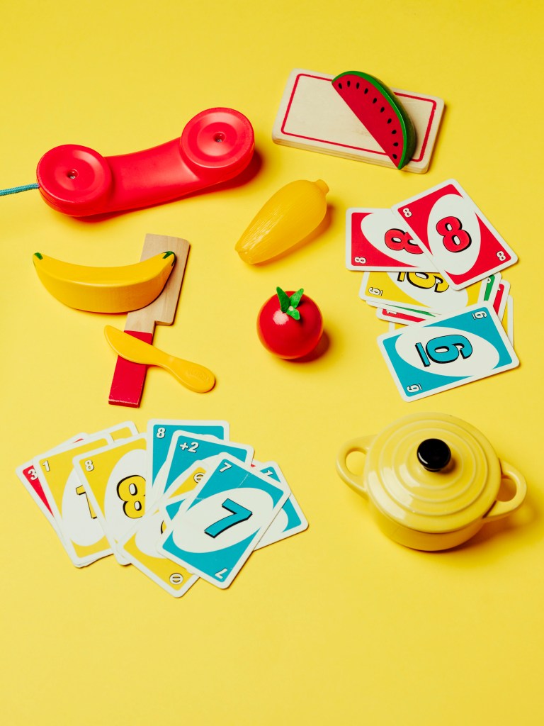 fond jaune jeu de carte, dinette, telephone