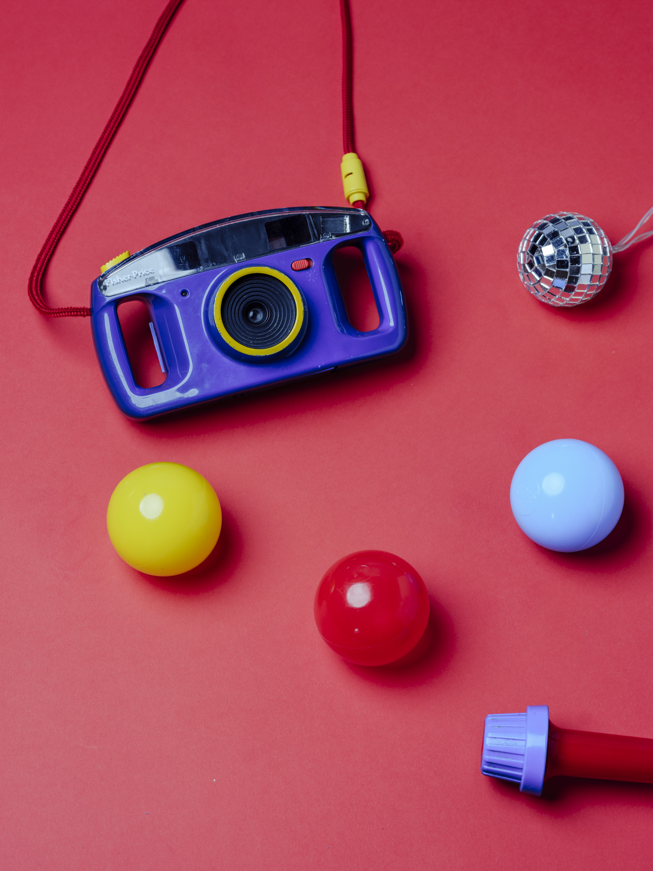 fond rouge, appareil photo, boules jeu
